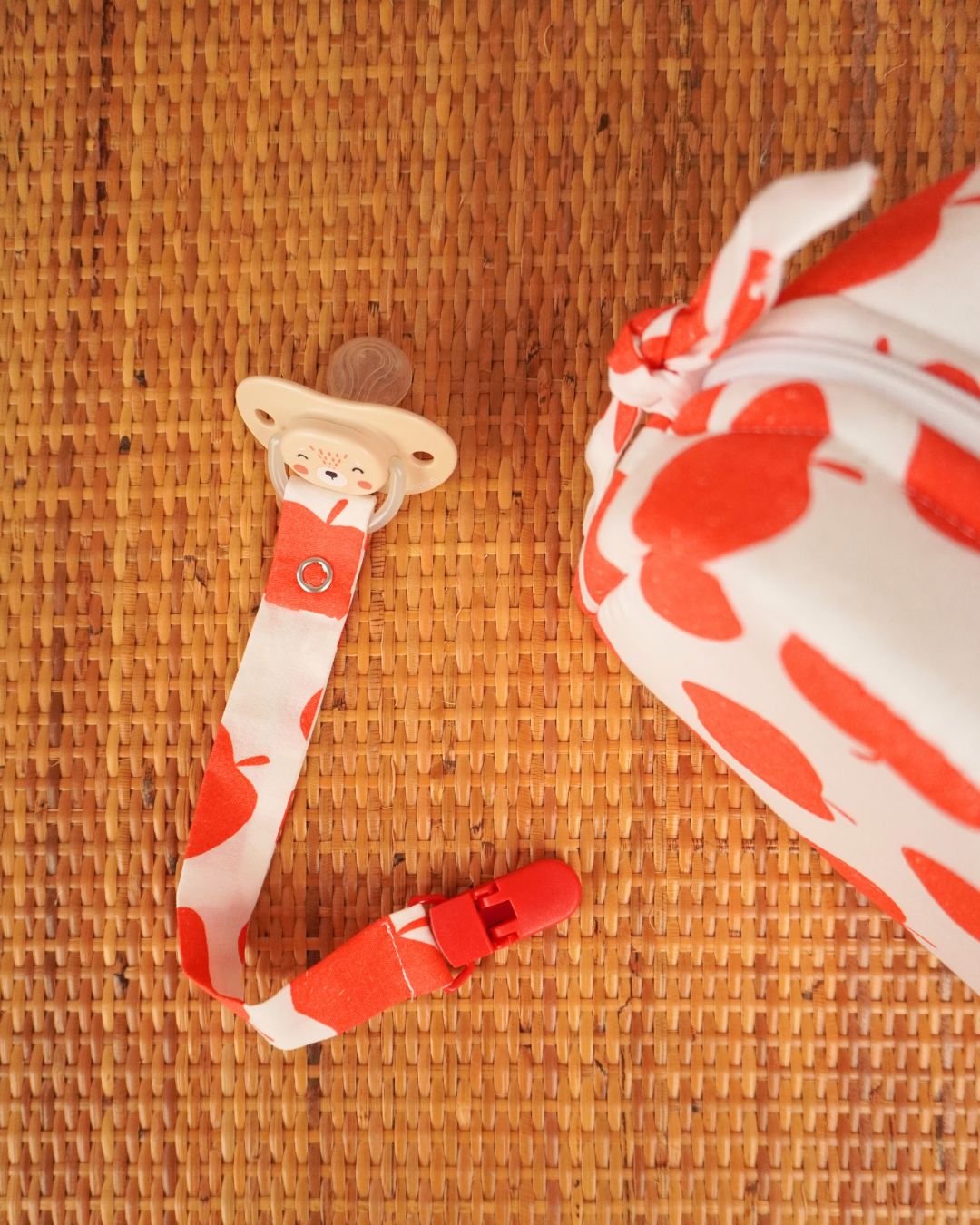 Chupetero Estampado Manzana - The Kids Club