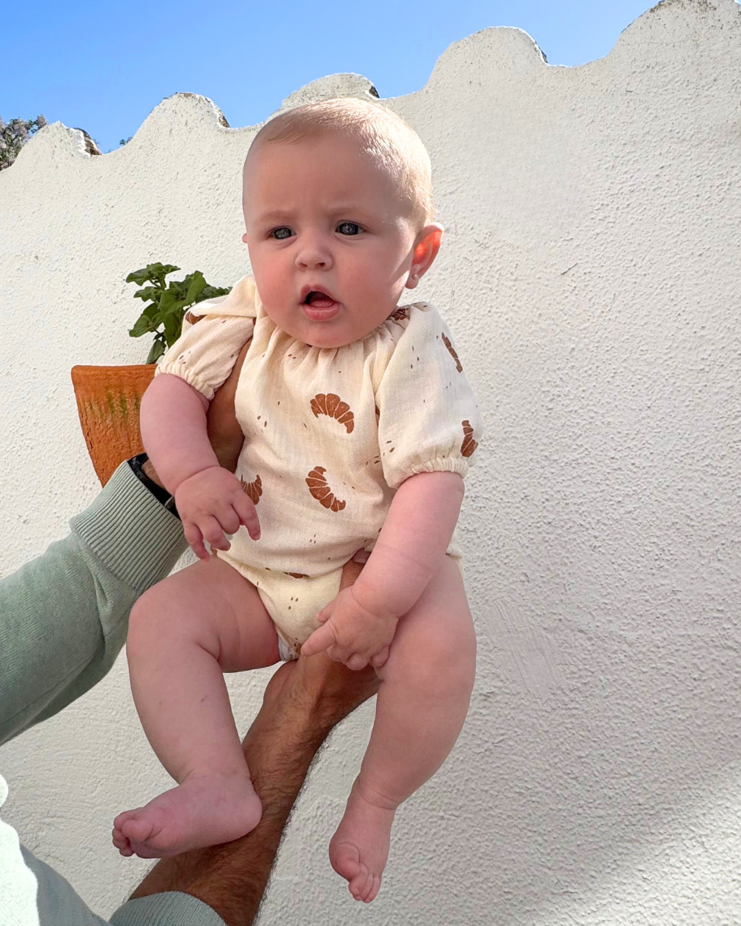 Pelele de bebé con estampado de croissants